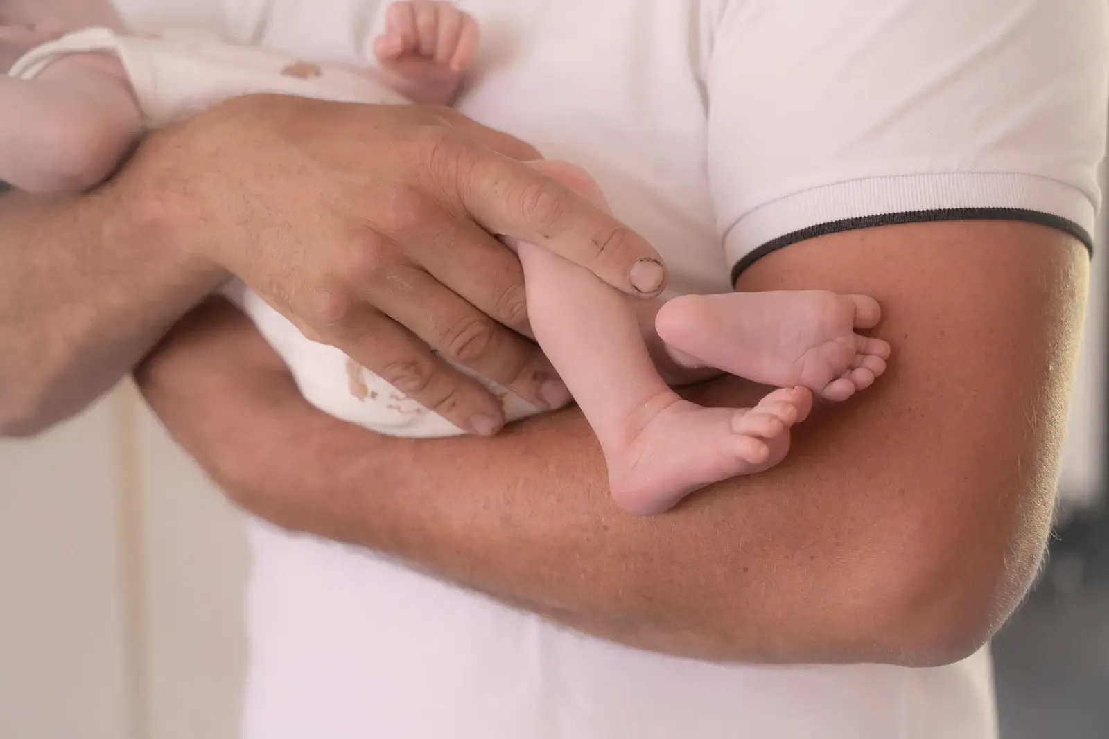Baby veilig in papa's armen