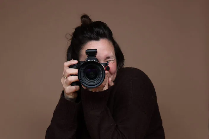 Eva Benders met camera
