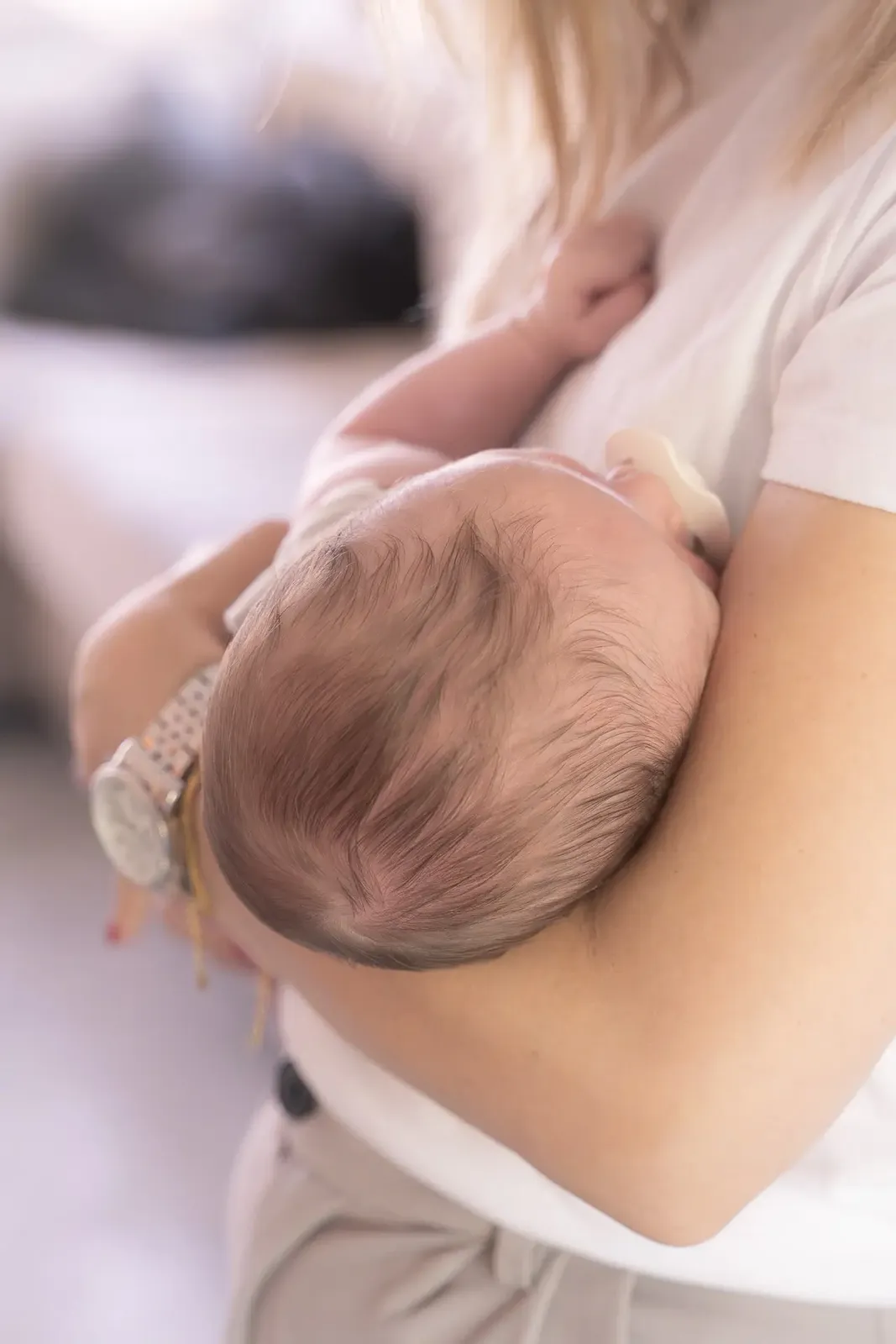 Baby veilig gedragen in de armen