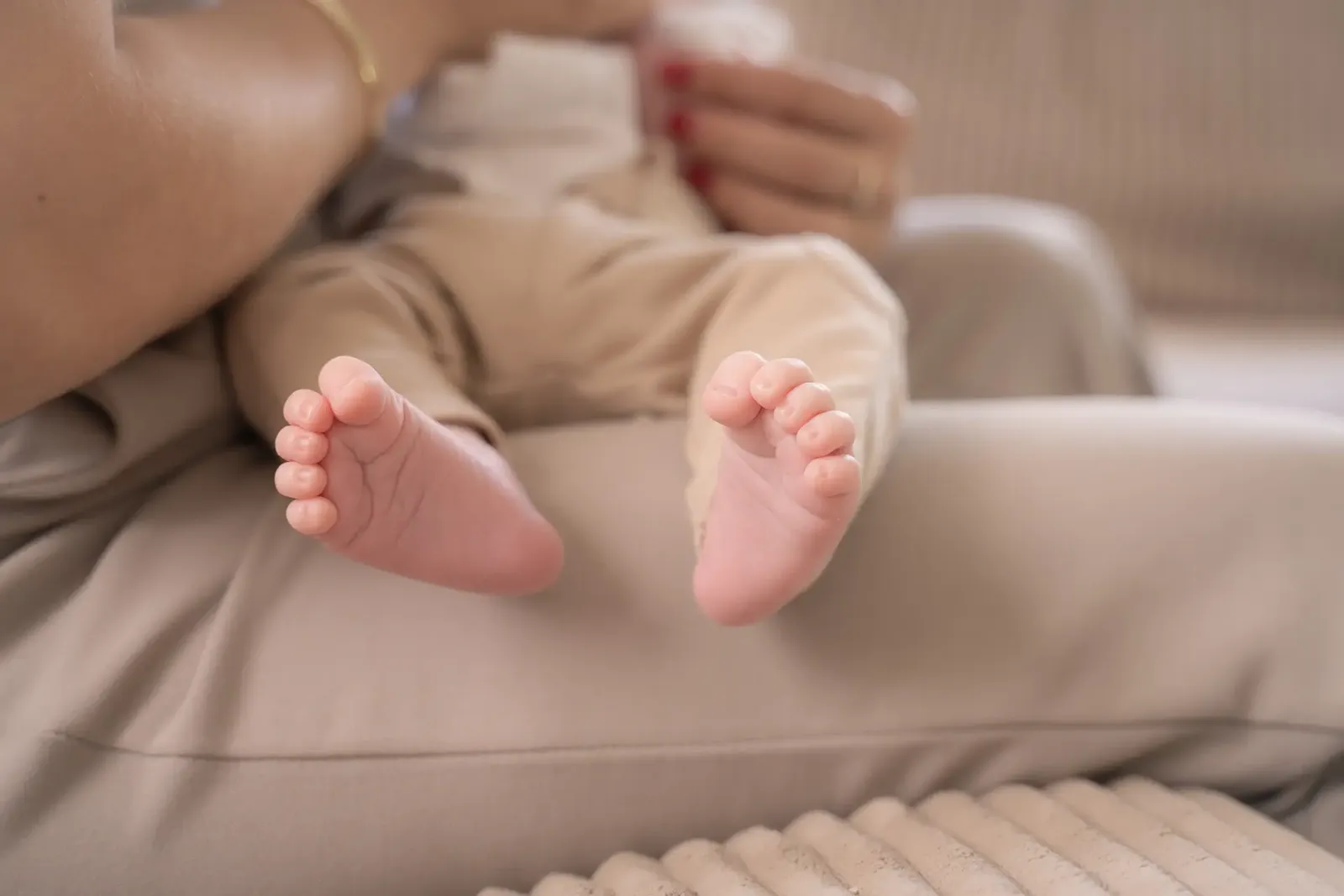 Kleine babyvoetjes op schoot