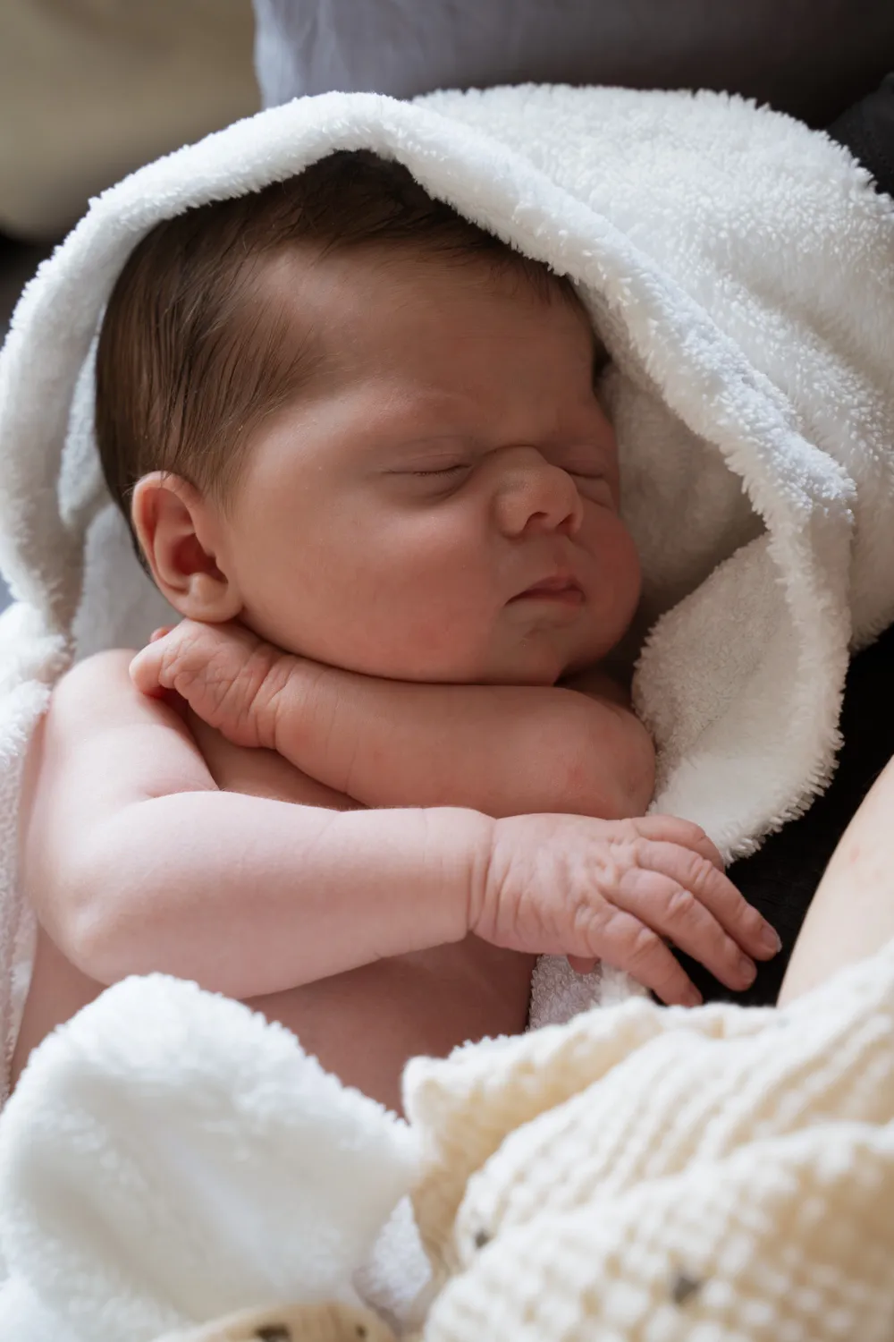 Pasgeboren baby in een zachte witte doek